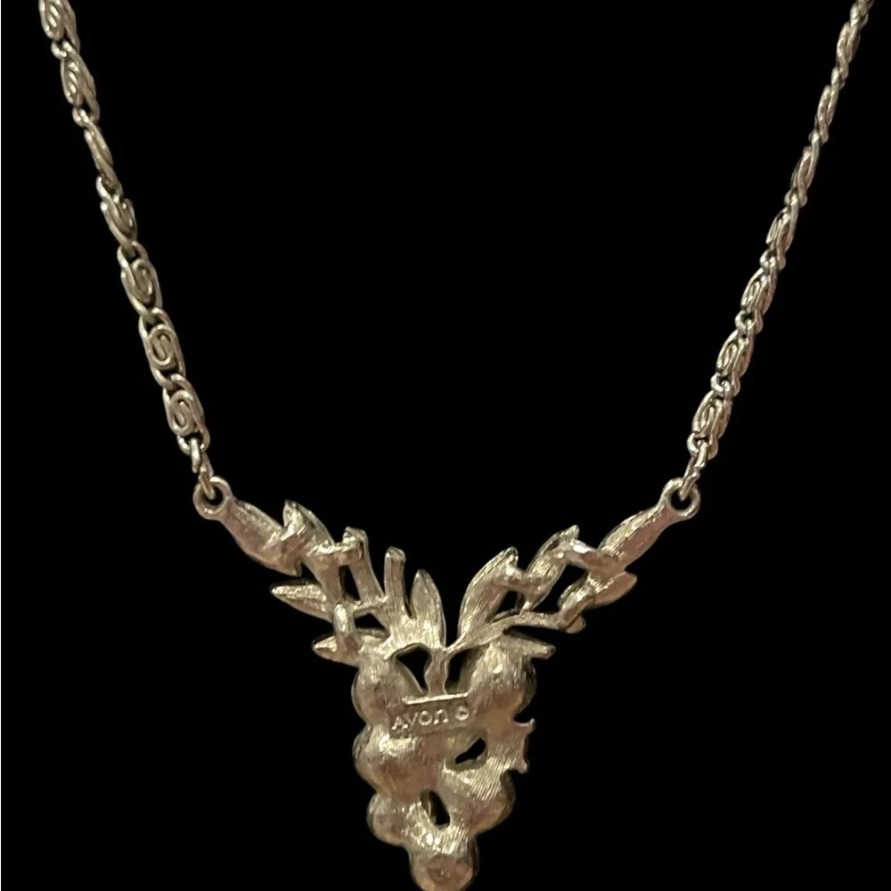 Beautiful AVON vintage Silver-Tone Grapes necklace - Picture 3 of 4